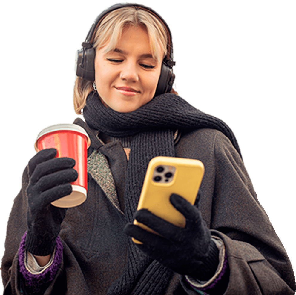 Chica escuchando música viendo el móvil